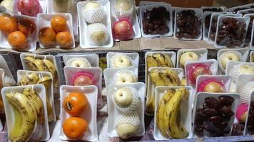 Früchte eingewickelt im Essen Plastik sind bereit zu Sein verkauft beim das Obst Geschäft. foto