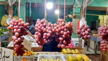 Trauben hängend auf ein Seil bereit zum Verkauf im frisch Obst Geschäft. foto