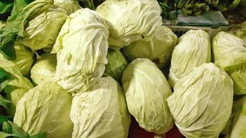 Kohl mit ordentlich Anordnung bereit zu Sein verkauft im Gemüse Markt. foto