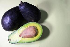 reif Avocado Obst mit Hälften und ganze auf Weiß Hintergrund. Früchte Konzept. foto