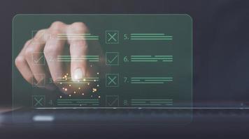 Operator macht Kennzeichen auf das Umfrage Thema ,In virtuell bilden prüfen Blatt, Checkliste Ideen, Kontrollkästchen zu Verhalten Meinung und Qualität Umfragen oder Zufriedenheit, verbinden und Arbeit mit modern kabellos Technologie foto