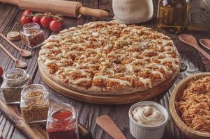 brasilianische Pizza mit Mozzarella, Huhn, Catupiry und Oregano foto