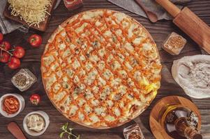 Pizza mit sechs Käsesorten, Mozzarella, Provolone, Parmesan, Catupiry, Cheddar und Gorgonzola foto
