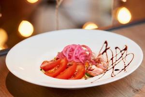 ein Foto eines Minz-Dolendwitz-Salats in einem Restaurant auf dem Tisch