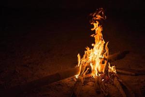 Feuerlager im Nacht Zeit 8 foto