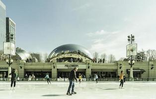 März 4 2023. Chicago, Illinois. Menschen Schlittschuh auf ein Skaten Eisbahn im Innenstadt Chicago. foto