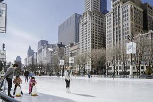 März 4 2023. Chicago, Illinois. Menschen Schlittschuh auf ein Skaten Eisbahn im Innenstadt Chicago. foto