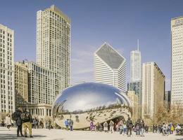 März 4 2023. Chicago, Illinois. das Bohne ist ein Arbeit von Öffentlichkeit Kunst im das Herz von Chicago. das Skulptur, welche ist betitelt Wolke Tor, ist einer von das Welten größten permanent draussen Kunst Installationen. foto