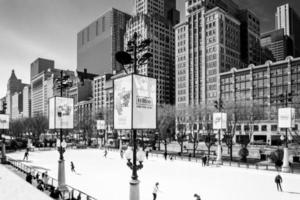 März 4 2023. Chicago, Illinois. Menschen Schlittschuh auf ein Skaten Eisbahn im Innenstadt Chicago. foto