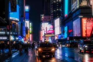 Neu York Stadt, USA - - August 9, 2019-Menschen und Touristen Bummel unter das Beleuchtung und Wolkenkratzer von Zeit Platz im Manhattan während ein Sommer- Nacht foto