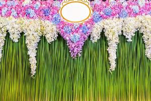 Grün Hintergrund Blumen Anordnung zum Hochzeit Zeremonie foto