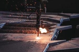 Autogen Schweißen Maschine Schneiden Metall im das Fabrik foto