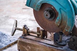 Metall Schneiden Maschine beim Arbeit foto