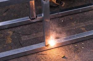 Bogen Schweißen von ein Stahl beim Arbeit Seite? ˅ foto