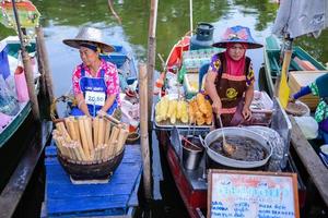 Songkhla, Thailand, April 15, 2018, Verkäufer verkaufen Essen und Souvenirs beim klonghae schwebend Markt im Hut Ja, Thailand. das zuerst schwebend Markt im das Süd von Thailand. foto