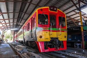 Samut Songkhram, Thailand, sep 12.12.2017, das berühmt Eisenbahn Bahnhof und Markt oder falten Regenschirm Markt beim maeklong, Thailand, einer von berühmt Markt Wahrzeichen im Thailand. foto