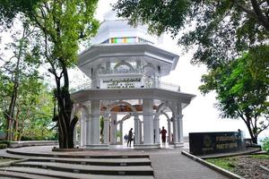 Phuket, Thailand -nov 15, 2018-der Denkmal Halle beim das Gipfel Punkt von Bergmann, Phuket Stadt Aussicht Punkt. foto