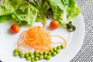 Gemüse Salat im komisch Gesicht Stil foto