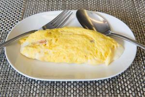 Gelb Omlette dient auf Weiß Teller foto