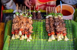 Gemüse und Fleisch Spieße beim lokal Markt foto