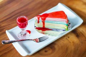 Regenbogen Krepp Kuchen mit Erdbeere Marmelade foto