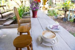 entspannend Zeit mit ein Tasse von Kaffee und Kuchen foto