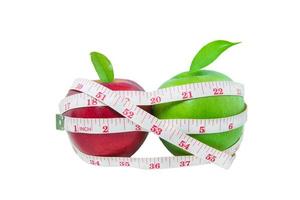 frisch rot und Grün Apfel mit Messung Band auf Weiß Hintergrund foto