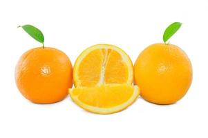 frisch Orangen Obst auf Weiß Hintergrund foto