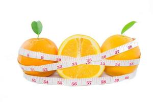 frisch Orangen Obst mit Messung Band auf Weiß Hintergrund foto