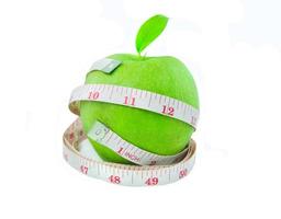 frisch Grün Apfel mit Messung Band auf Weiß Hintergrund foto