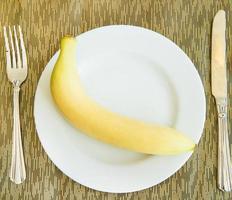 Diät, gesund Banane auf das Weiß Teller - - gesund Frühstück, Gewicht Verlust Konzept foto