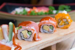 Lachs Sashimi einstellen im japanisch Restaurant, japanisch Essen foto