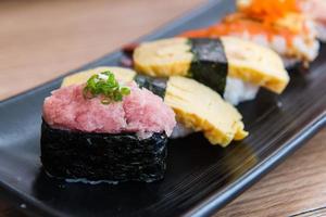 frisch Sushi einstellen im japanisch Restaurant, japanisch Essen foto