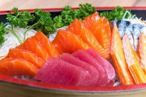 Lachs Sashimi einstellen im japanisch Restaurant, japanisch Essen foto