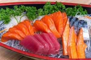 Lachs Sashimi einstellen im japanisch Restaurant, japanisch Essen foto