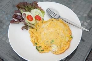 Gelb Omlette dient mit Gemüse foto