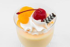 Orange Mousse mit rot heiter im Glas foto