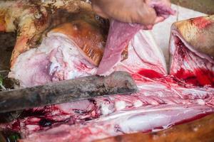 Schneiden Schweinefleisch mit Messer foto