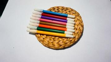 Färbung Stifte isoliert auf Weiß Hintergrund, fotografiert auf ein hölzern Matte. foto