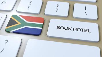 Buch Hotel im Süd Afrika mit Webseite online. Taste auf Computer Klaviatur. Reise Konzept 3d Animation. Buch Hotel Text und National Flagge. 3d Illustration foto