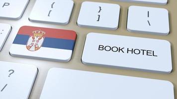 Buch Hotel im Serbien mit Webseite online. Taste auf Computer Klaviatur. Reise Konzept 3d Animation. Buch Hotel Text und National Flagge. 3d Illustration foto