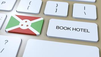 Buch Hotel im Burundi mit Webseite online. Taste auf Computer Klaviatur. Reise Konzept 3d Animation. Buch Hotel Text und National Flagge. 3d Illustration foto
