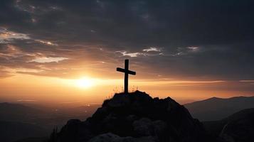 Berg Majestät künstlerisch Silhouette von Kruzifix Kreuz gegen Sonnenuntergang Himmel foto