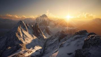 Sonnenuntergang im das Berge. Sonnenaufgang im das Berge. schön Winter Landschaft, Berg Landschaft beim Sonnenuntergang. Panorama- Aussicht von das Berge foto