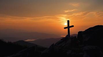 Berg Majestät künstlerisch Silhouette von Kruzifix Kreuz gegen Sonnenuntergang Himmel foto