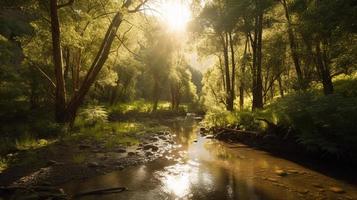 ein friedlich Wald Clearing gebadet im warm Sonnenlicht, umgeben durch hoch Bäume und üppig Laub, mit ein sanft Strom rieseln durch das Unterholz und ein entfernt Berg Angebot sichtbar foto