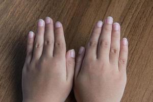 Kinder- Fingernägel sind ungepflegt, lange und schmutzig. foto