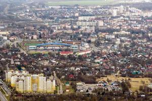 Luftpanoramablick auf das Wohngebiet von Hochhäusern foto