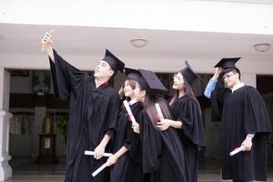 Absolvent Studenten tragen Deckel und Kleid foto