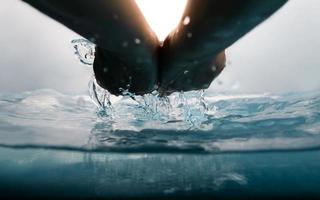 Hand schöpfen und Gießen Wasser. Frische und klar. Welt Wasser Tag Konzept. Umwelt Pflege und nachhaltig Ressourcen. Sozial Verantwortung foto